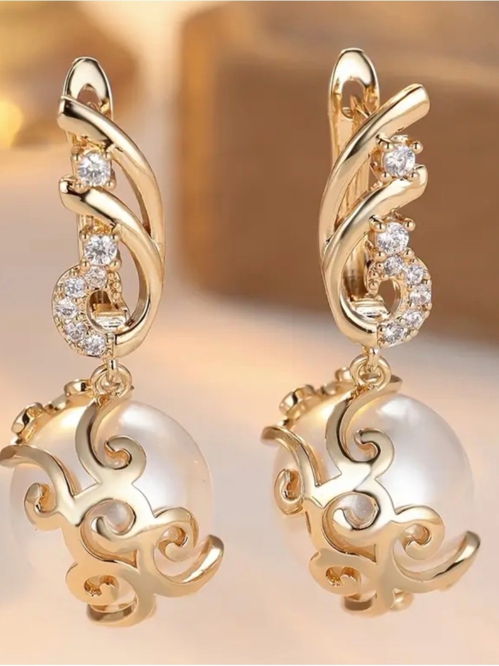 Exquisite Long Wing-Pattern Drop Earrings With Crystals. - Picture 4 of 6